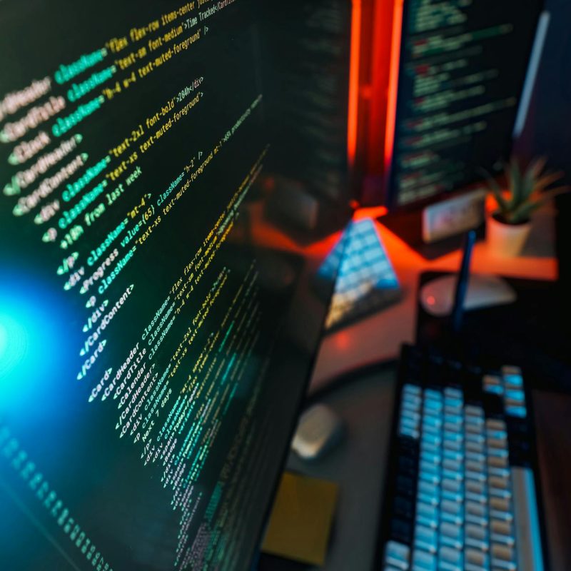 Espacio De Trabajo Futurista Con Programación En El Monitor