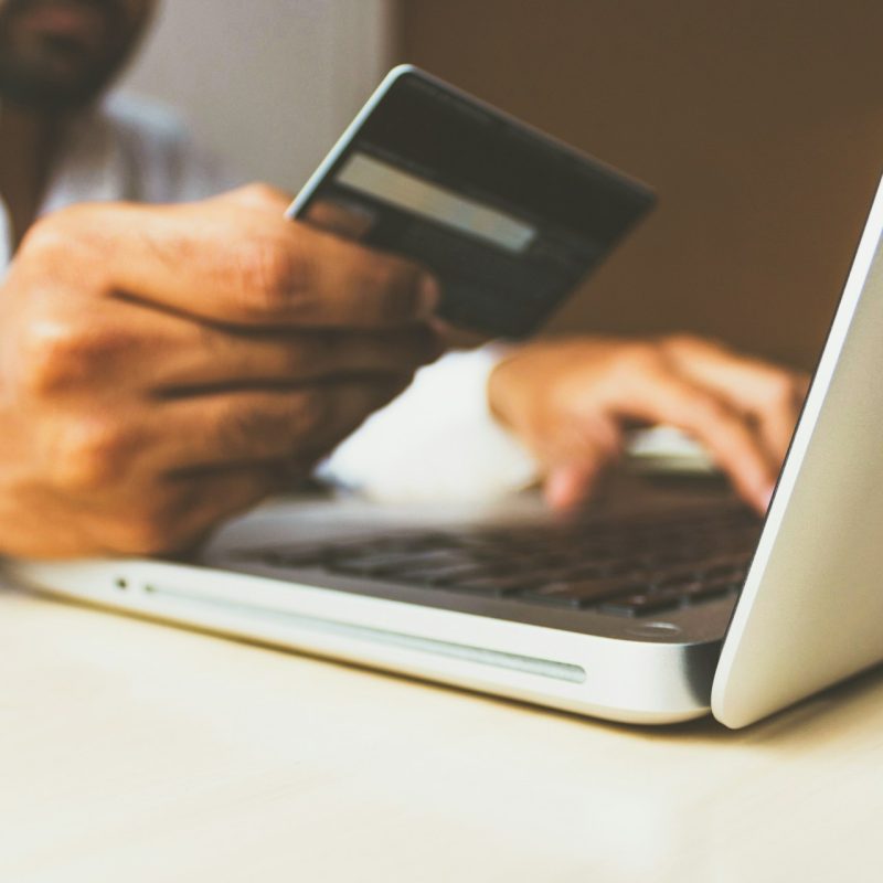 Persona que usa la tarjeta de sujeción de la computadora portátil